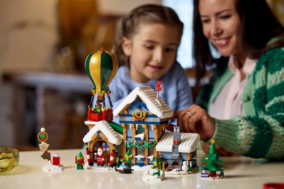 LEGO Icons 10339 Kerst Postkantoor van de Kerstman - 1440 Stukken - afbeelding 6 van 6