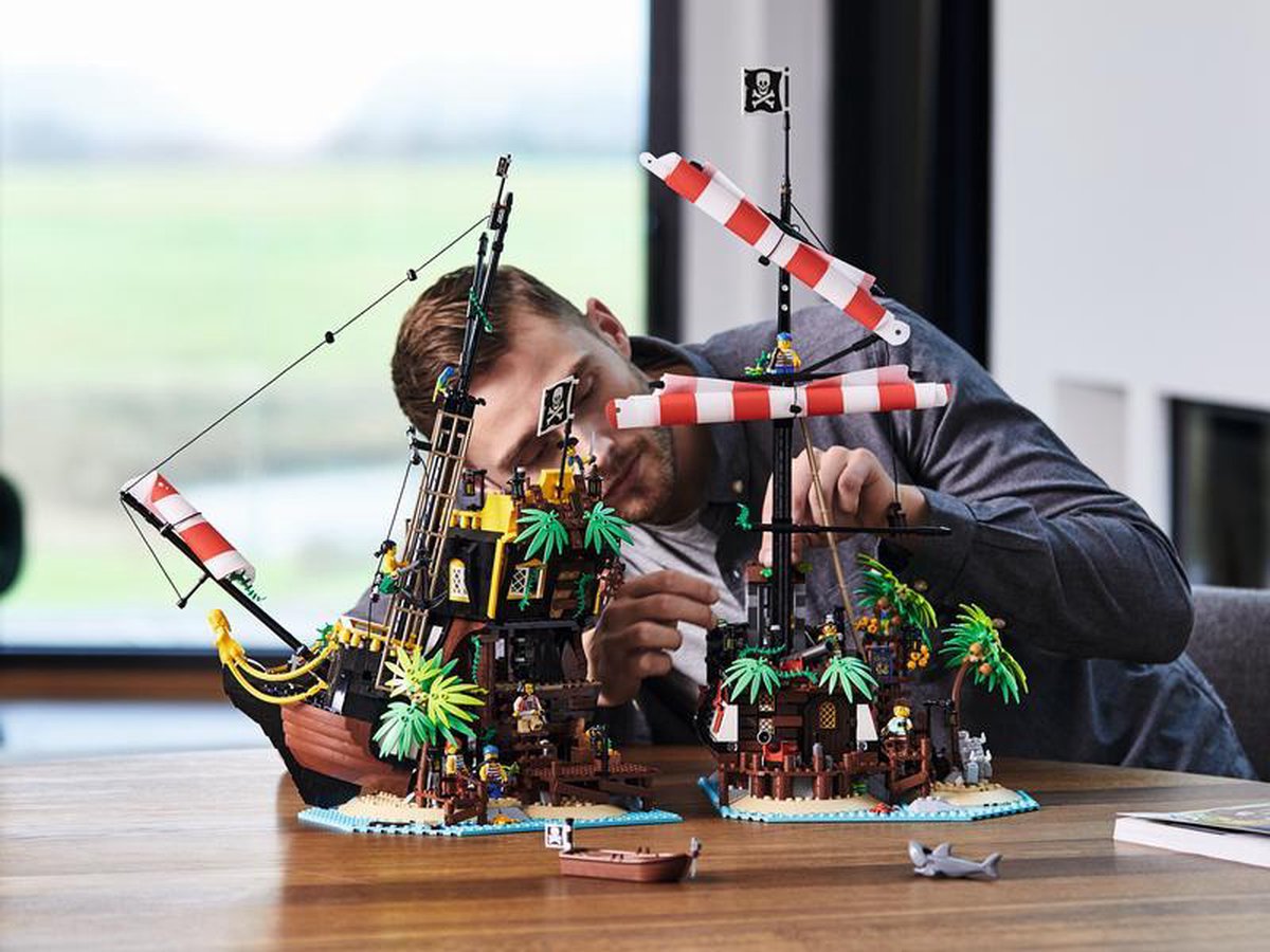 LEGO Ideas Piraten van Barracuda Baai - 21322
