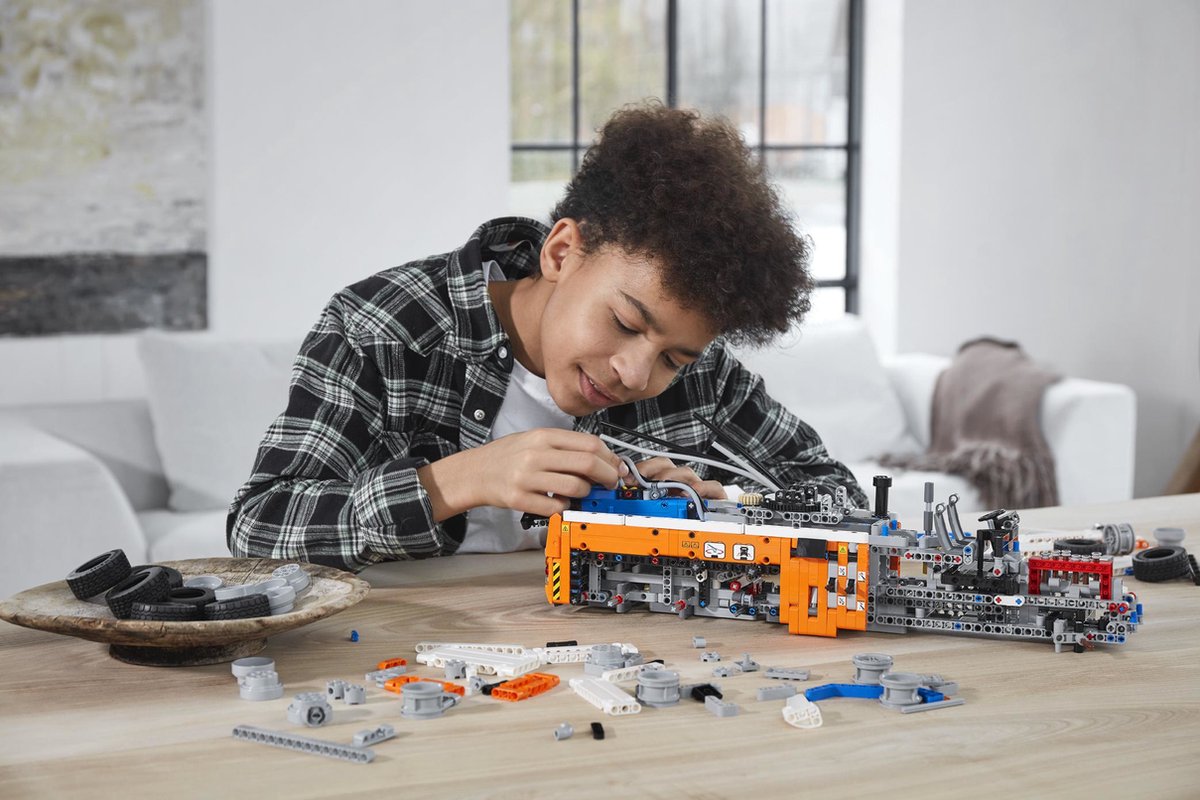 LEGO Technic Robuuste sleepwagen - 42128