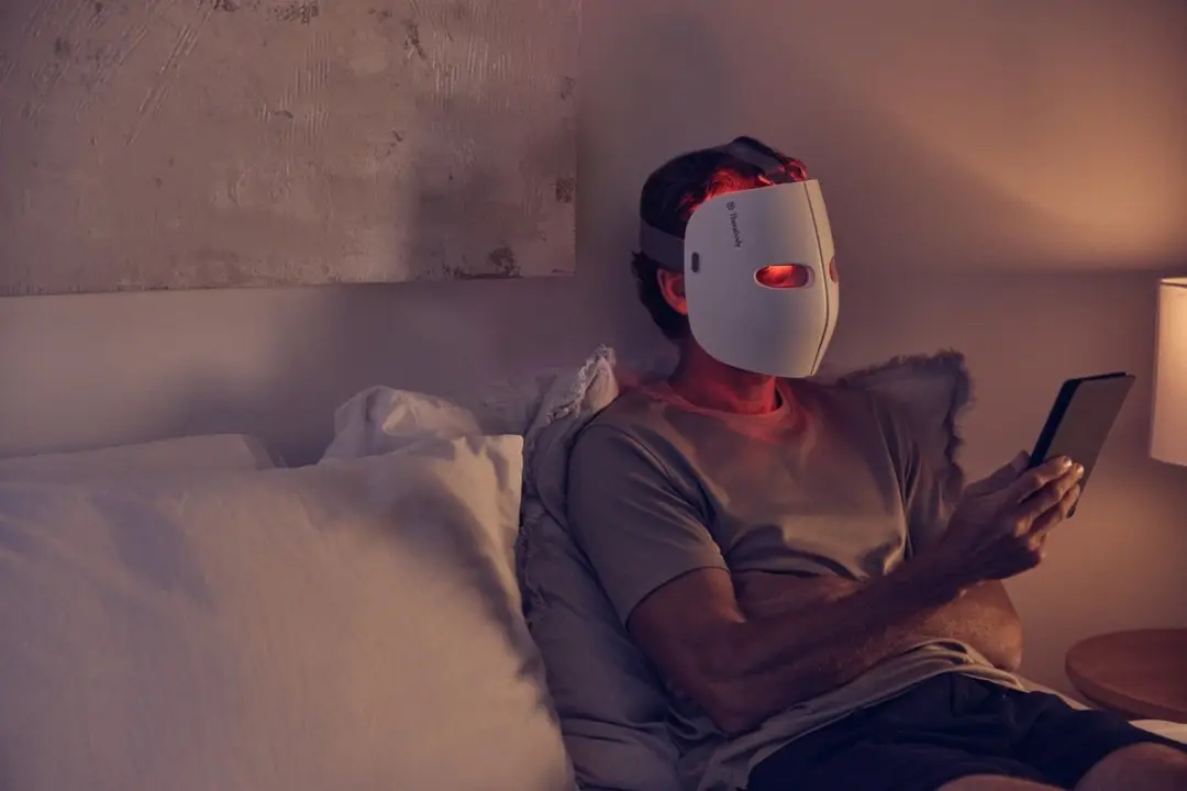 Therabody TheraFace Mask LED Gezichtsmasker - Rood + Infrarood + Blauw Licht - Wit - afbeelding 6 van 6