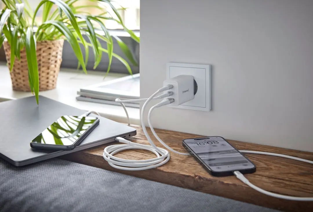 Intenso W65ACC 65W GaN USB-adapter - 2x USB-C 1x USB-A - Wit