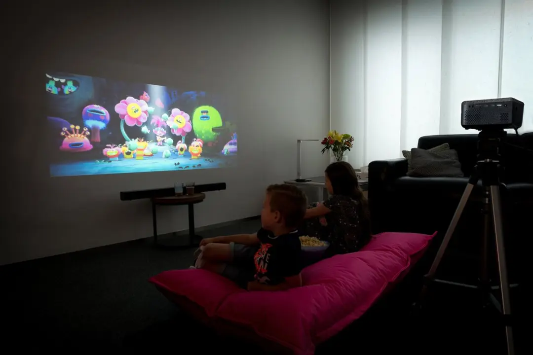 Lenco LPJ-700BKGY Mini Beamer - Full HD 1080P - Zwart