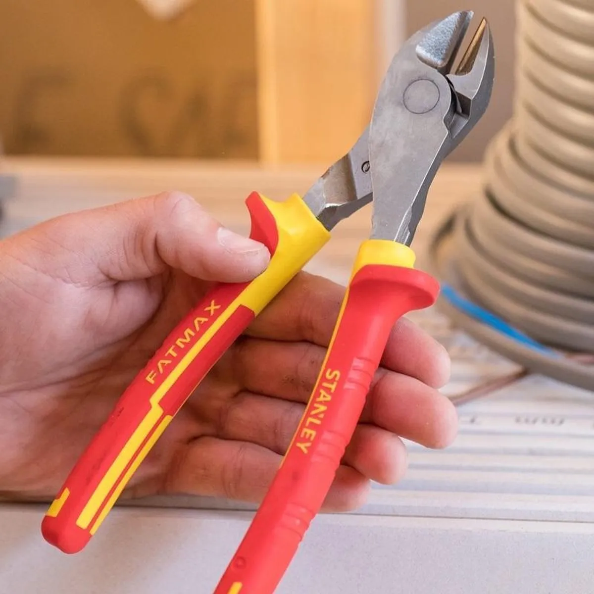 Stanley VDE 1000V Kracht-Zijsnijtangen 180mm - Geel