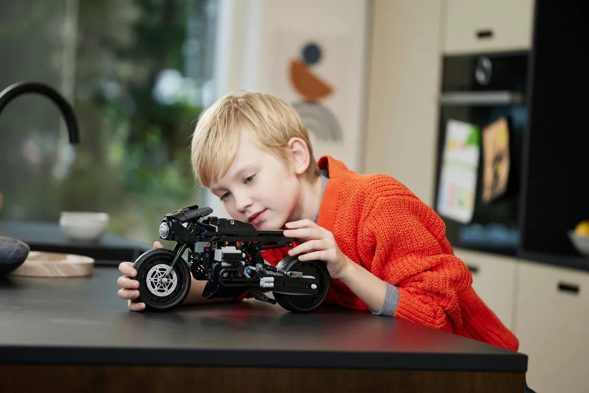 LEGO Technic The Batman-Batcycle 42155 Bouwkit - 641 Stukken - afbeelding 4 van 6
