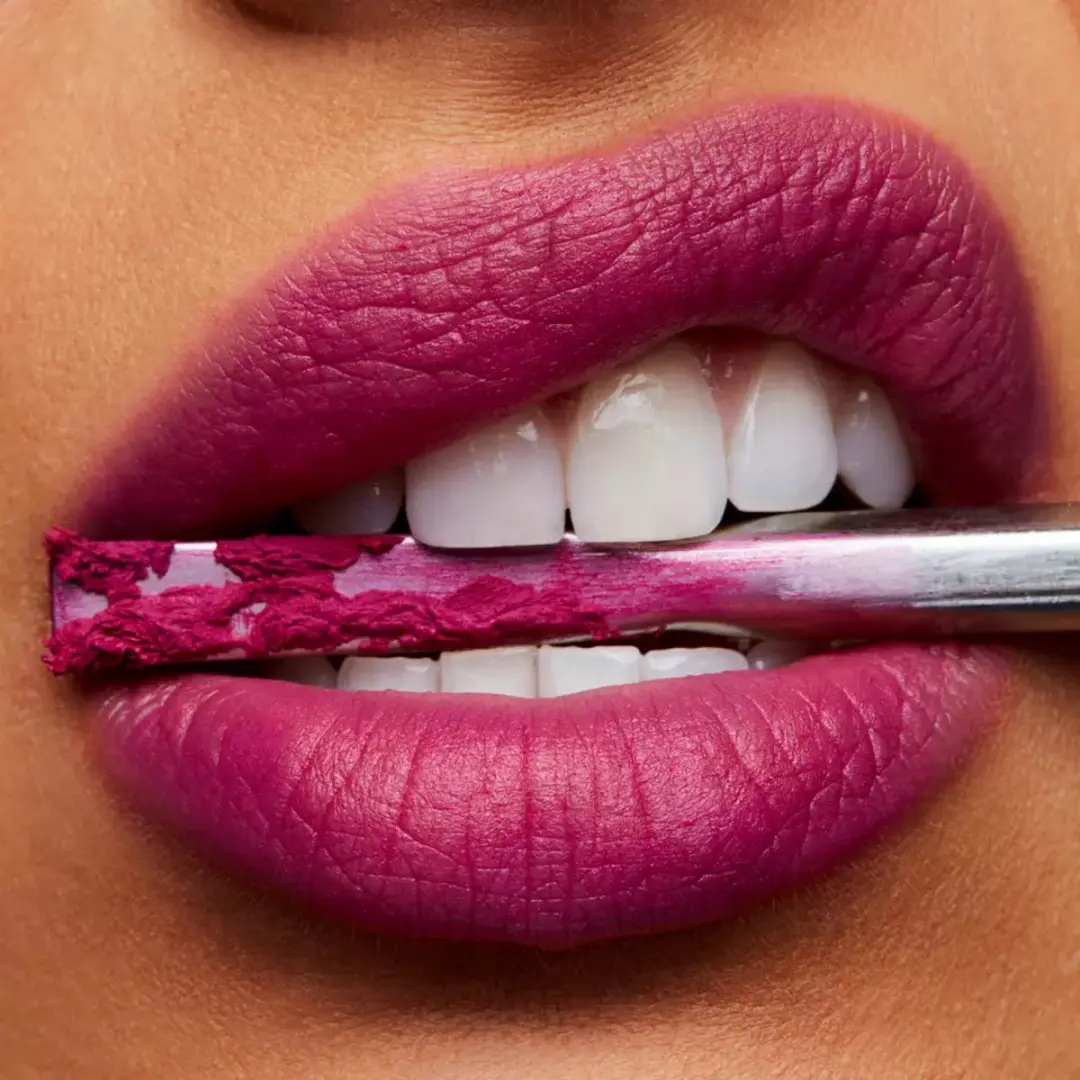 MAC Powder Kiss Velvet Punch Lipstick 3g - Zwart