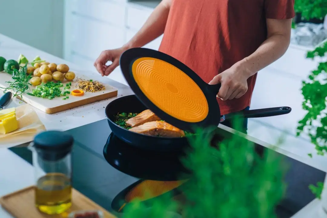 Fiskars Funcional Form Spatdeksel Ø30cm - Silicone - Zwart/Oranje