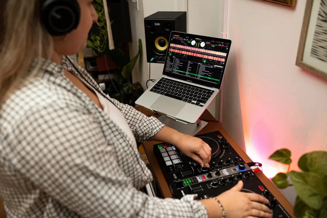 Hercules DJControl Inpulse 300 MK2 Essentials Kit - 16 Pads - 2 Kanalen - Zwart