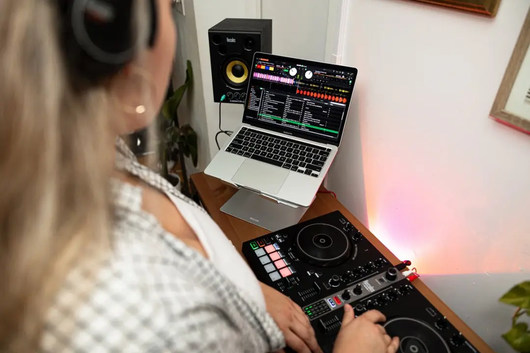 Hercules DJControl Inpulse 300 MK2 Essentials Kit - 16 Pads - 2 Kanalen - Zwart - afbeelding 6 van 6