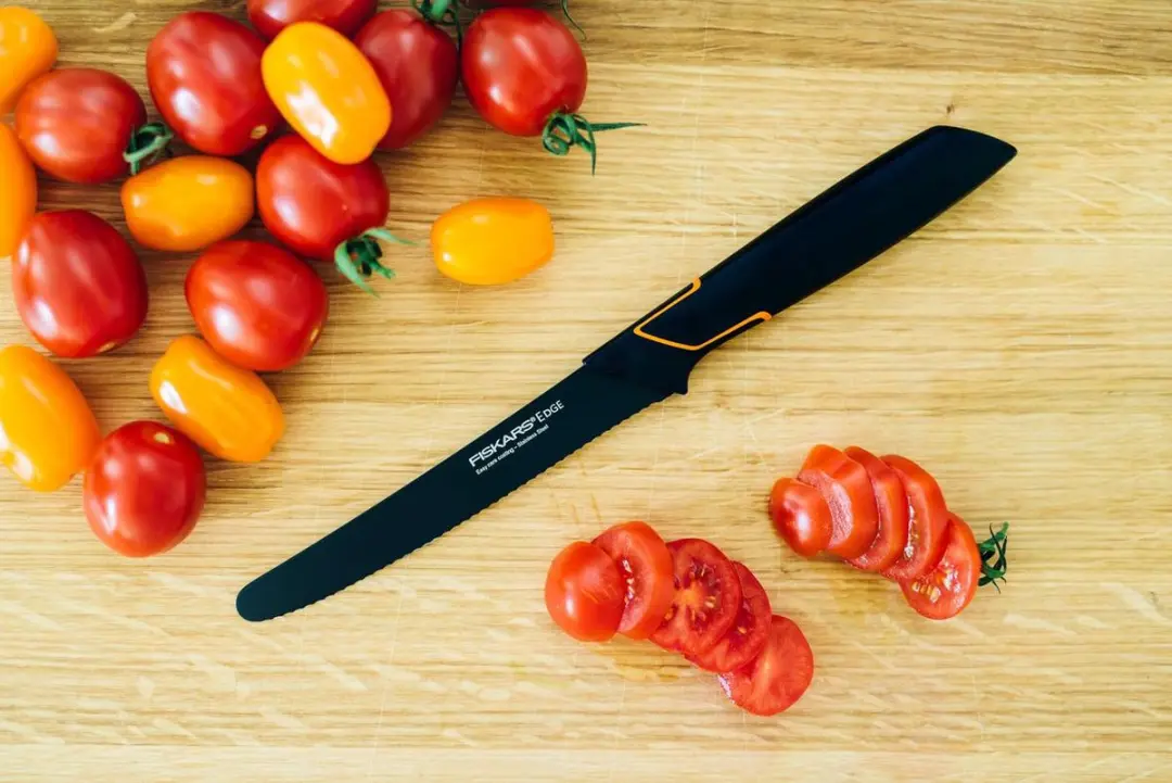 Fiskars Edge Tomatenmes 13cm - Gekarteld lemmet - Zwart