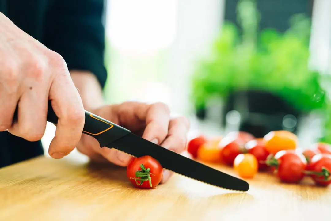 Fiskars Edge Tomatenmes 13cm - Gekarteld lemmet - Zwart