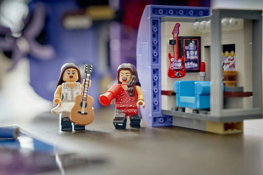 LEGO Olivia Rodrigo Dubbele Gitaar Bouwpakket 43031 - 12228 Stukken - Multicolor