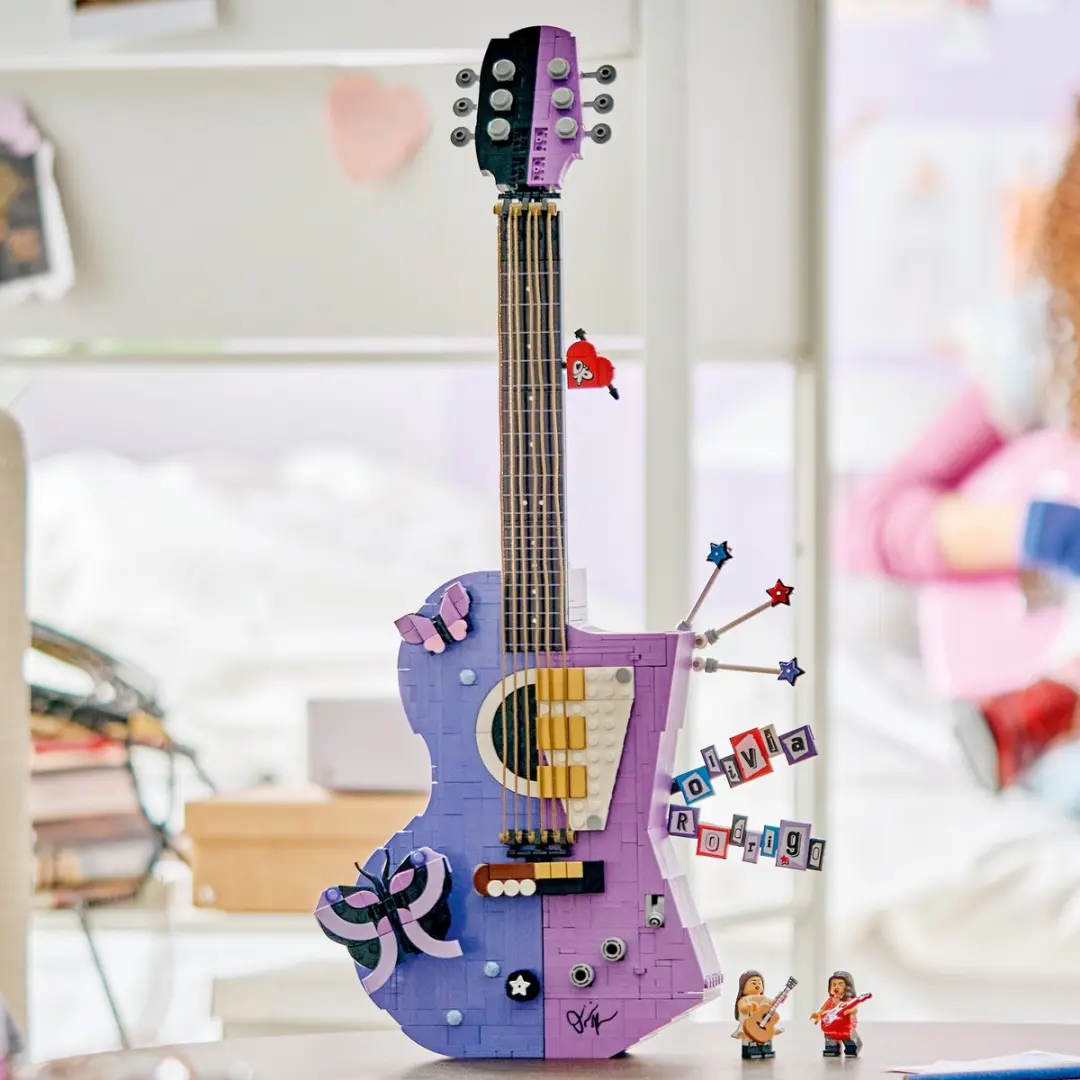 LEGO Olivia Rodrigo Dubbele Gitaar Bouwpakket 43031 - 12228 Stukken - Multicolor