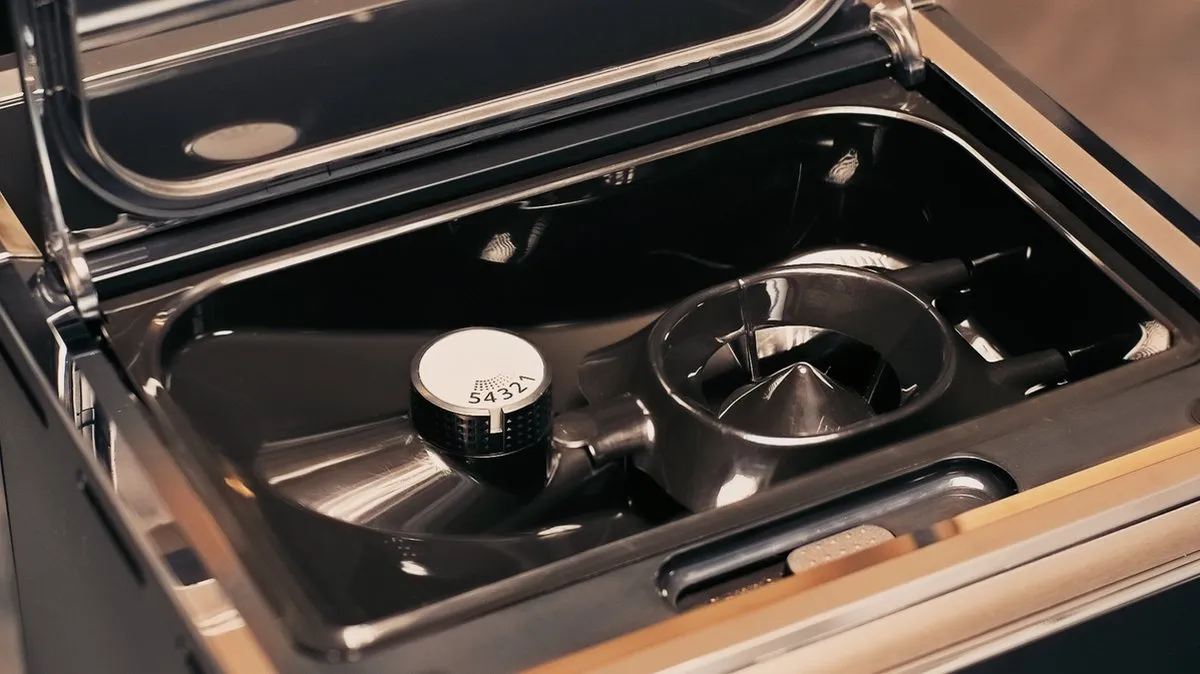 WMF Perfection 640 - Compacte volautomatische koffiemachine met perfecte personalisatie