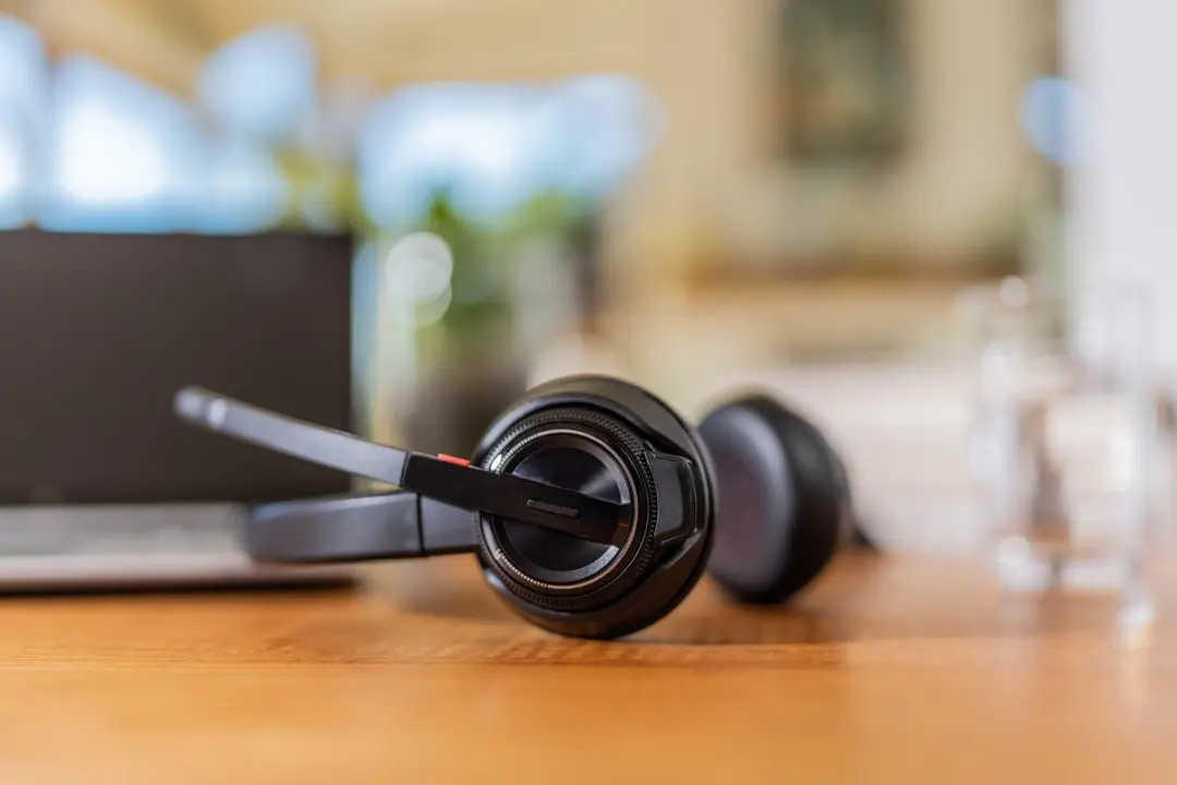 Poly Savi 8220 UC Headset - DECT + Bluetooth - Noise-canceling mic - Zwart