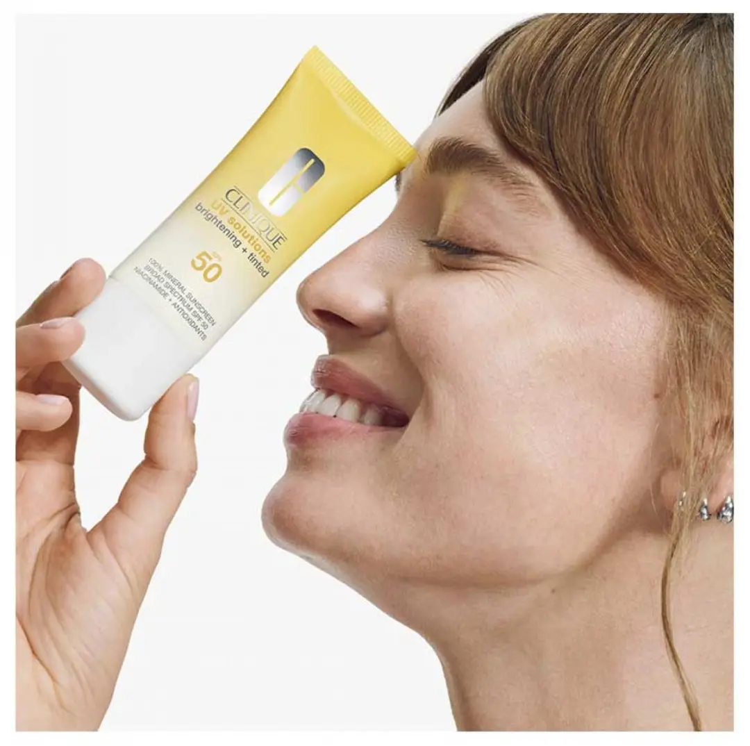 Clinique UV Solutions Illuminateur Teinté SPF50 40ml - Medium