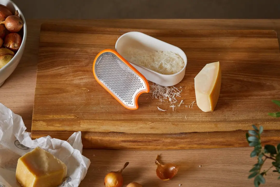 Fiskars Kaasrasp RVS 6424002004288 - Incl. Bewaarbak