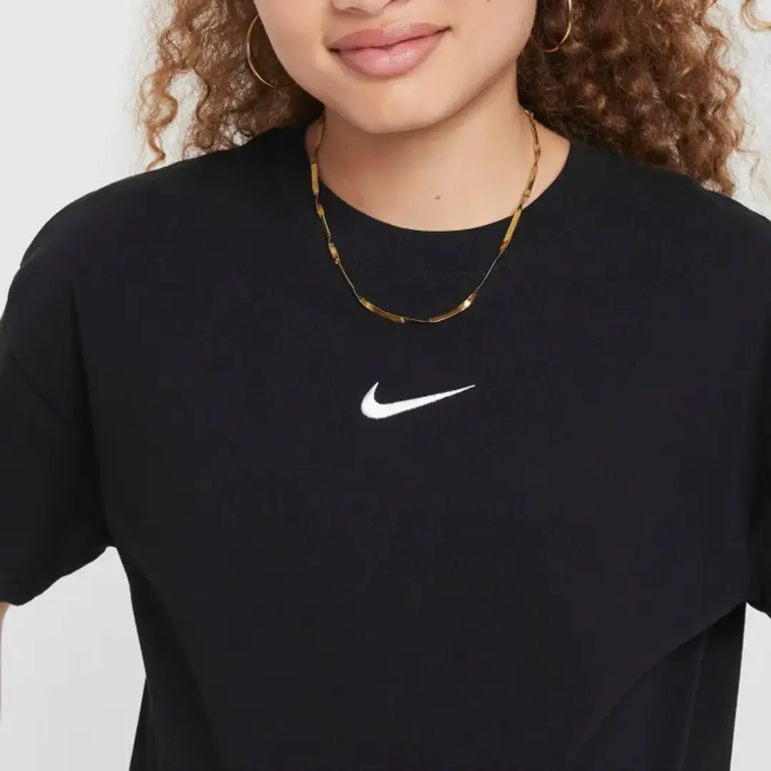 Nike Sportswear Essential T-shirt FZ5539-010 - 7-8 jaar - Zwart