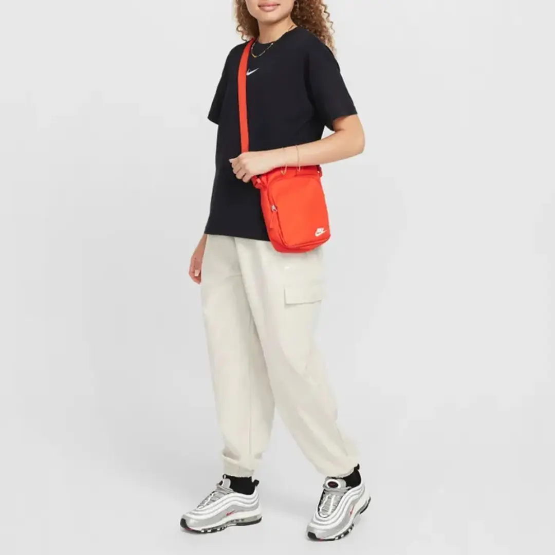 Nike Sportswear Essential T-shirt FZ5539-010 - 7-8 jaar - Zwart