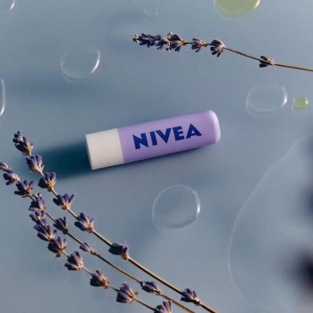NIVEA Overnight Care Voedende Lipstick Lavendel - 4.8 g