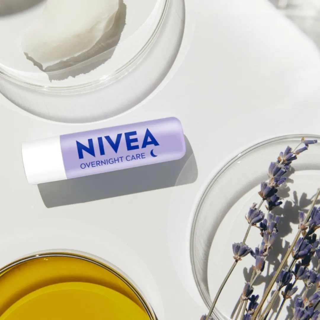 NIVEA Overnight Care Voedende Lipstick Lavendel - 4.8 g
