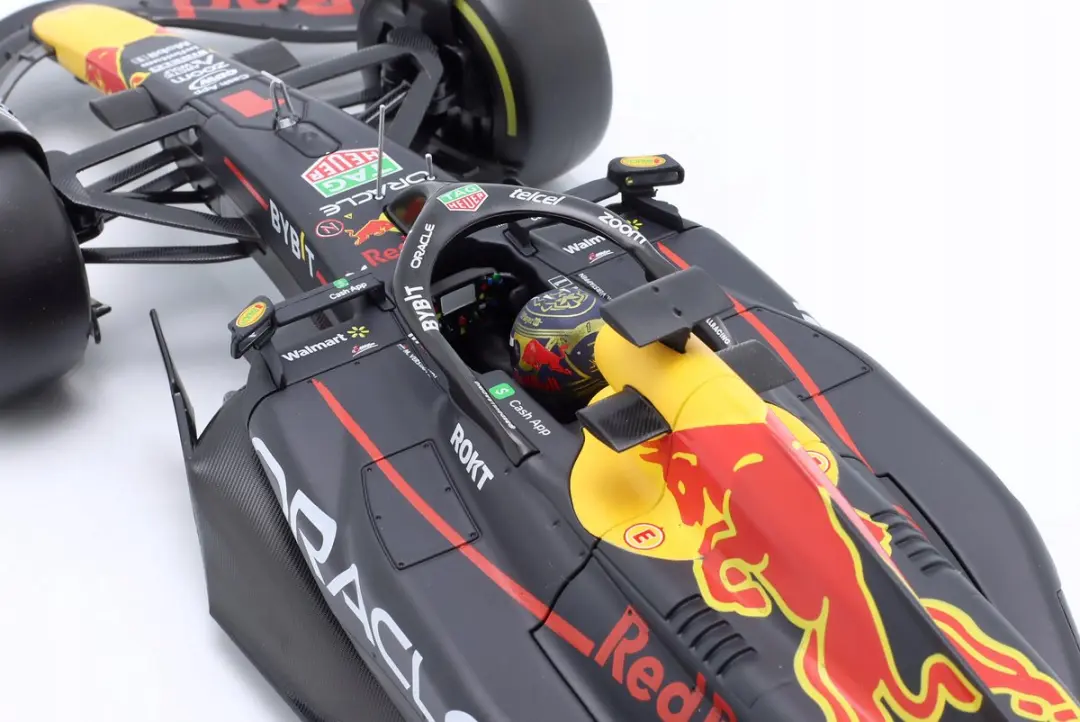 Formule 1 Oracle Red Bull Racing RB19 Verstappen 1:18 Model - Multicolor