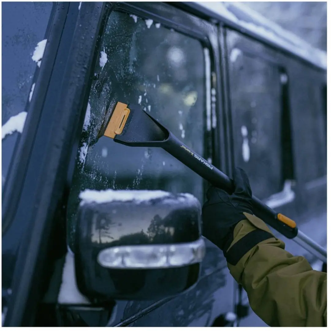 Fiskars X-Series IJskrabber/Sneeuwbezem 96cm - Zwart/oranje