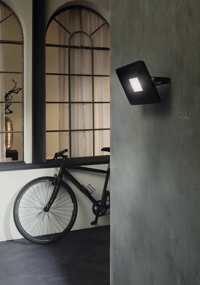 Eglo Faedo 3 Buiten Muurverlichting - 50W Koel Wit - Ø20,5cm Zwart