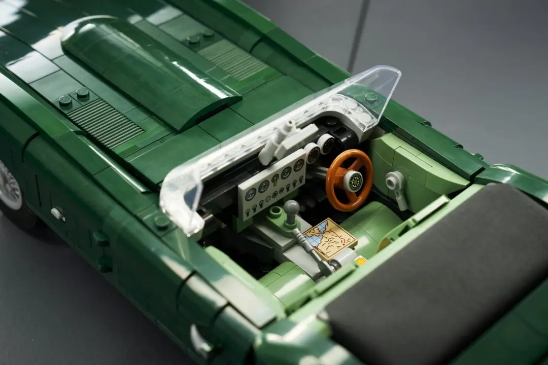 LEGO Icons Jaguar E-Type 11381 - 1673 Stukken - afbeelding 6 van 6