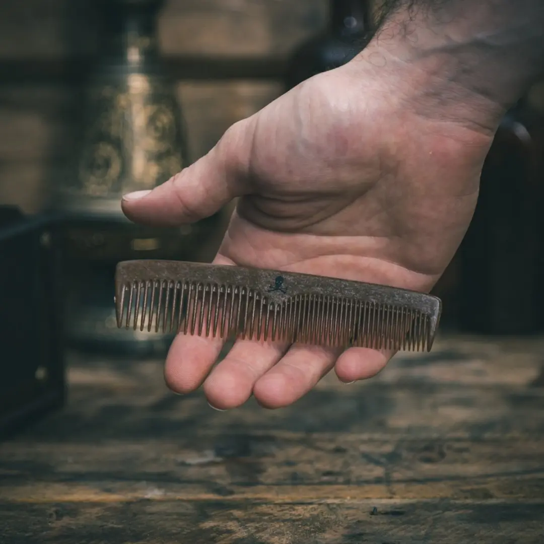 The Bluebeards Revenge Liquid Wood Styling Comb 13cm - Bruin
