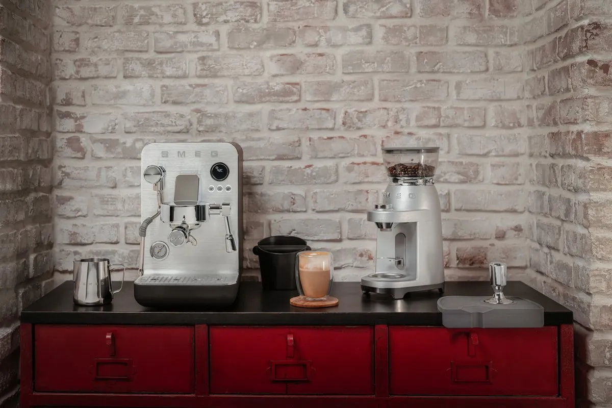 Smeg EMC02BLMEU Espressomachine Minipro - 1700W - Mat zwart - afbeelding 6 van 6