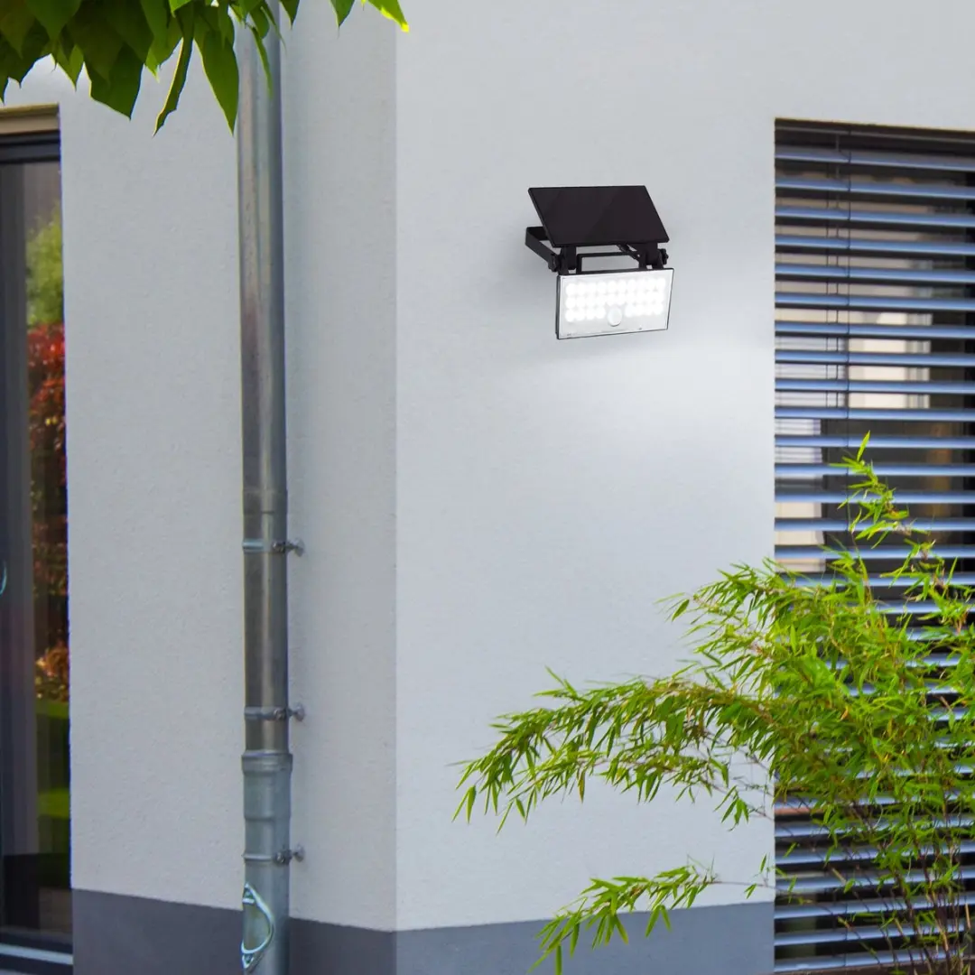 Brilliant Luton Buiten Wandlamp LED 6W Solar - 1000lm - Zwart