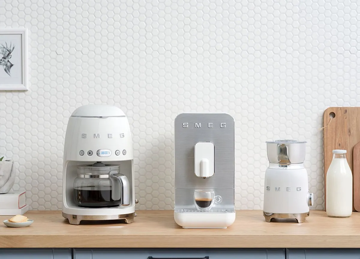 Smeg DCF02WHEU Filterkoffiemachine - 10 Kopjes - 1,4L - Wit