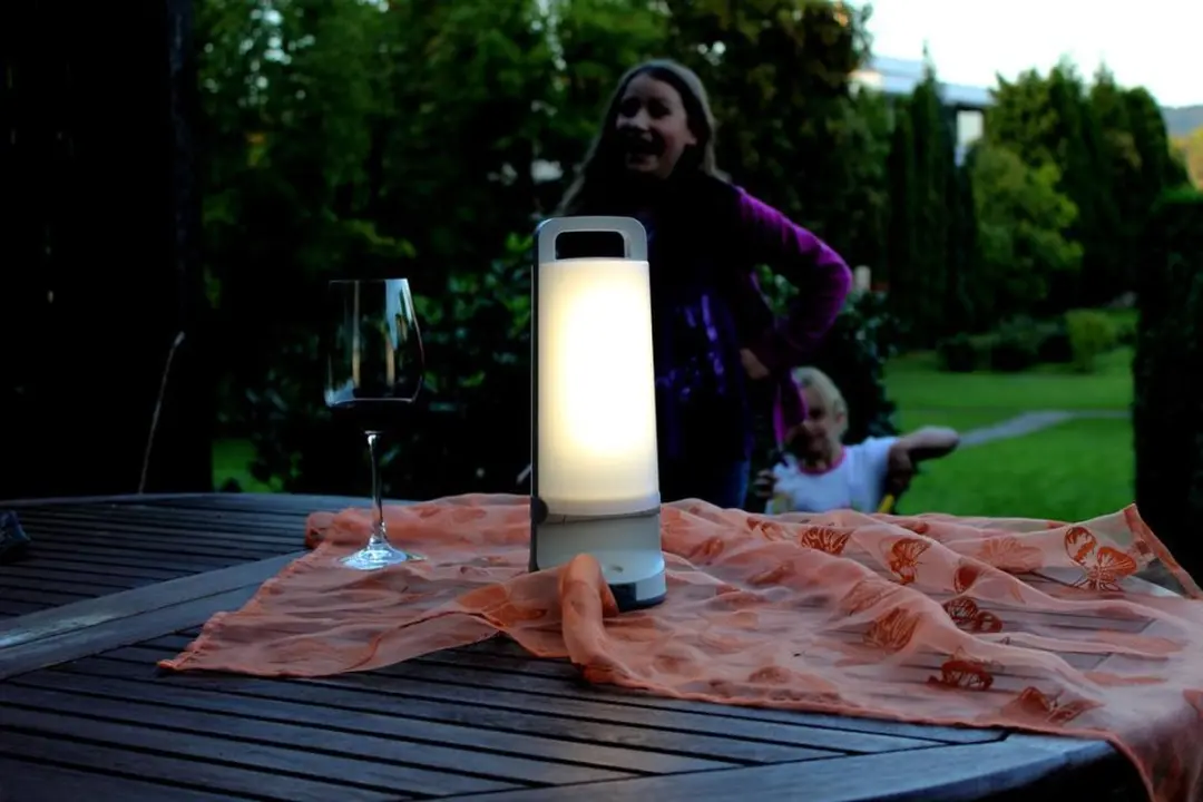 LUTEC Dragonfly Draagbare Solar LED Tafellamp - Zilvergrijs