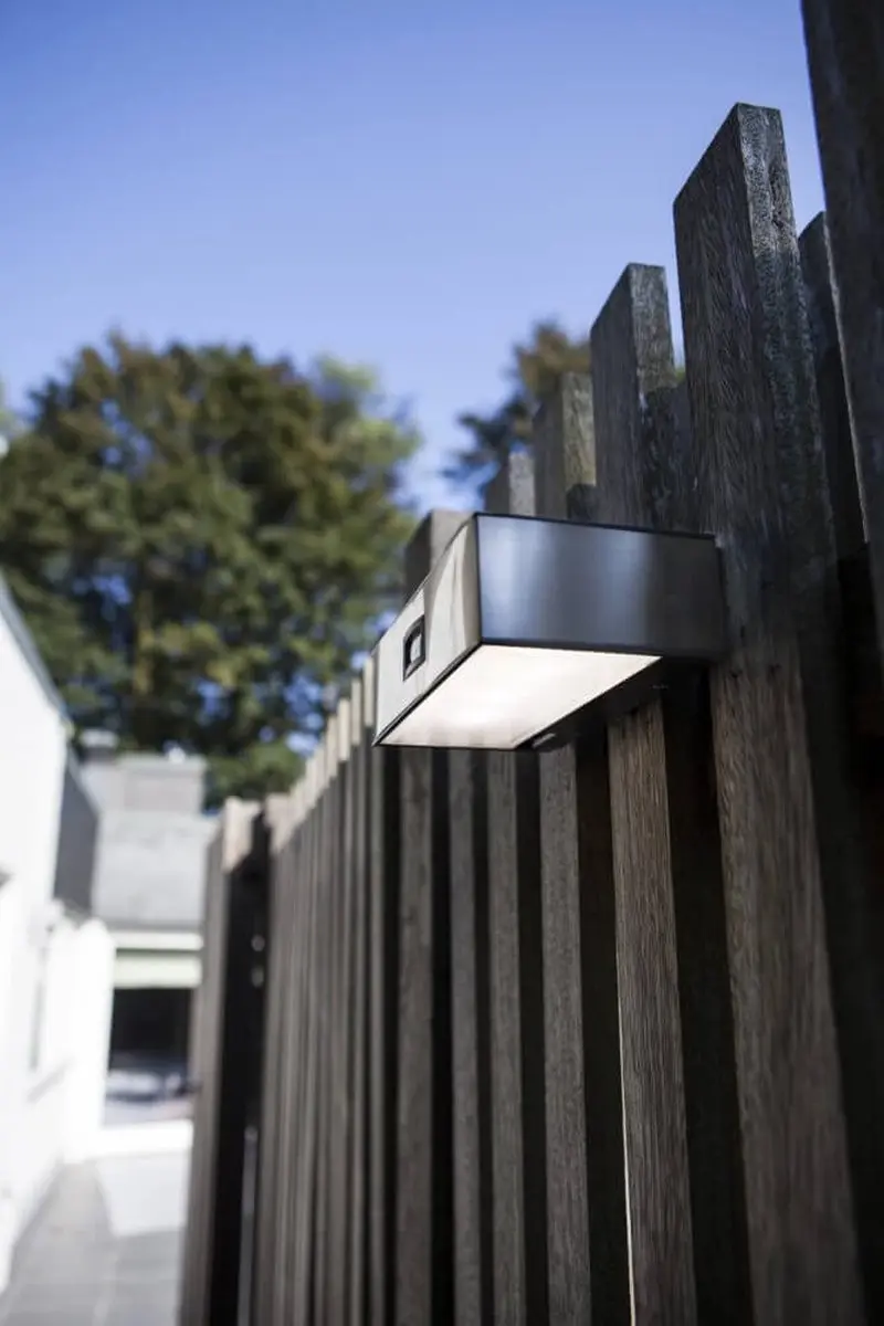 Lutec Brick Solar Wandlamp - PIR Sensor - 4000K - Zilvergrijs