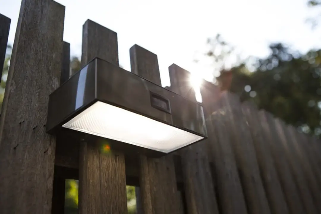 Lutec Brick Solar Wandlamp - PIR Sensor - 4000K - Zilvergrijs