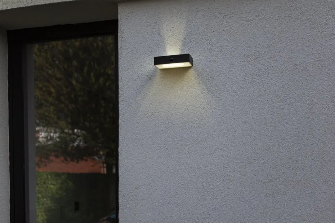 Lutec Connect FADI Slimme LED Wandlamp Zonne-energie 5W - Zwart