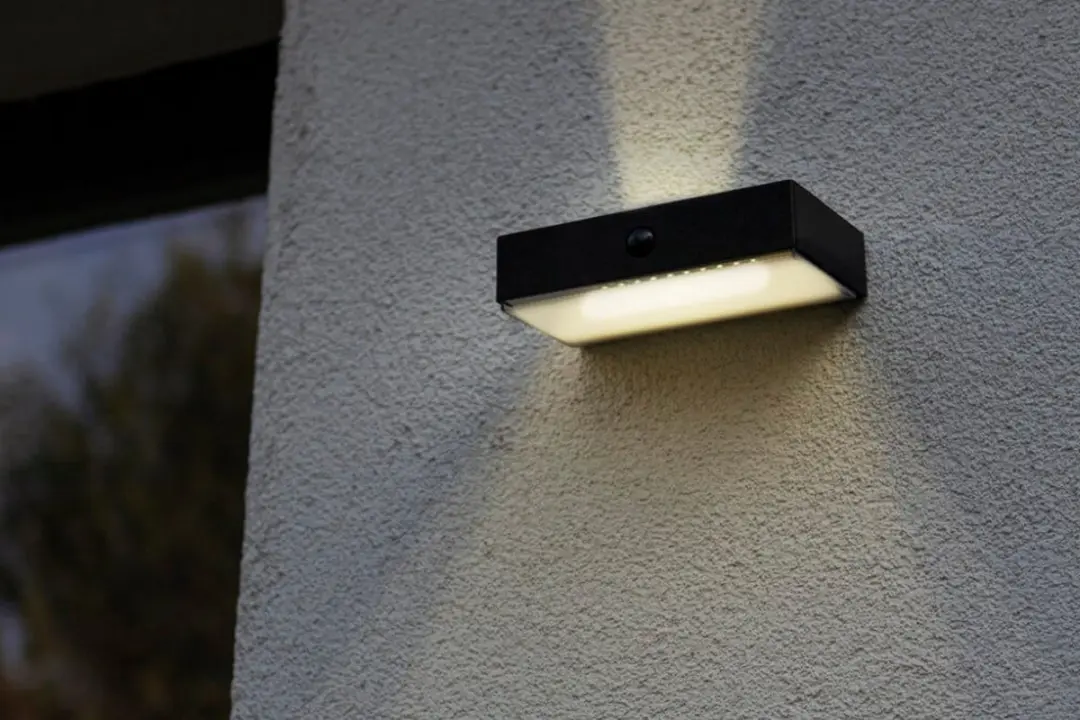 Lutec Connect FADI Slimme LED Wandlamp Zonne-energie 5W - Zwart