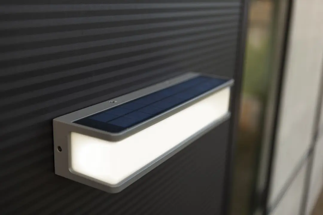 Lutec Doblo Solar Wandlamp - 1800 Lumen 16.5W - PIR Bewegingssensor - Donkergrijs