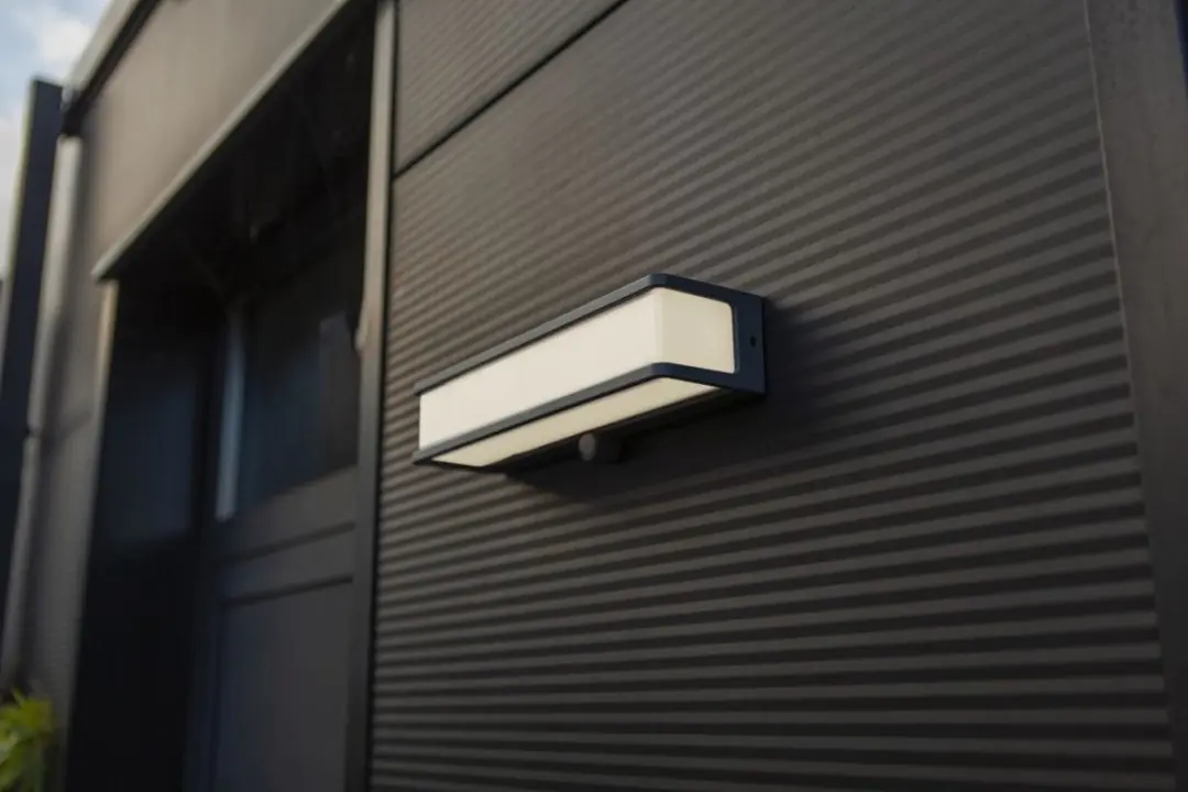 Lutec Doblo Solar Wandlamp - 1800 Lumen 16.5W - PIR Bewegingssensor - Donkergrijs