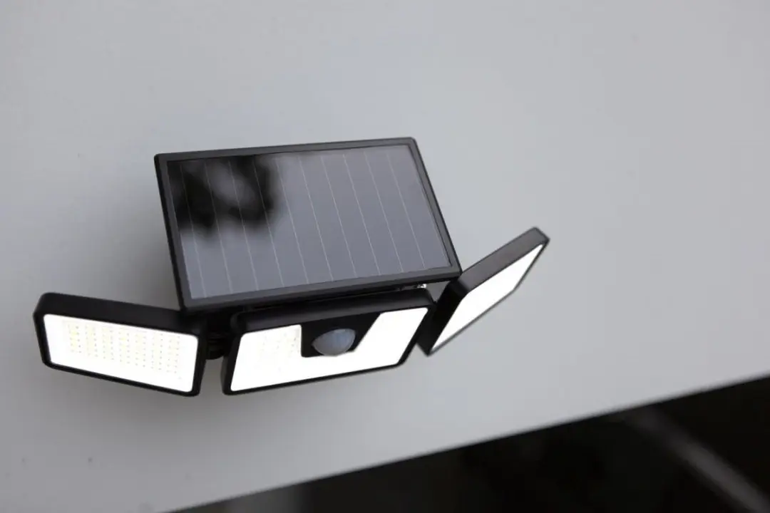 Lutec Briti Solar Wandlamp - PIR Bewegingsensor 6W - Zwart
