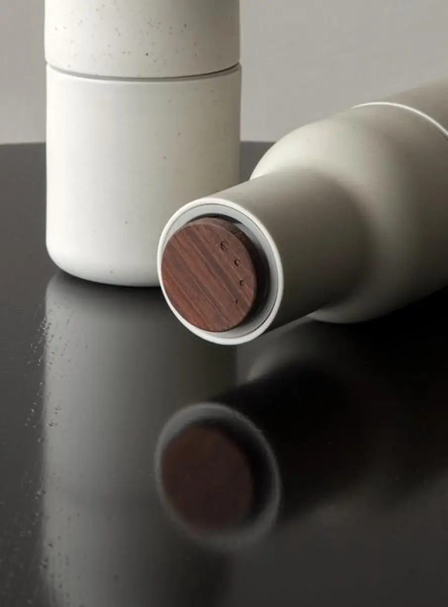 Audo Copenhagen Peper- en Zoutmolen Keramiek Sand Walnoot - 8cm - Crème