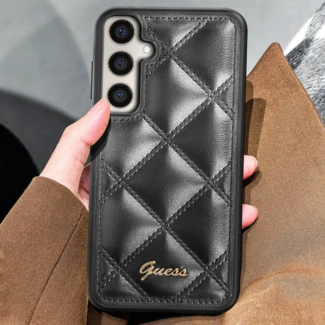 Guess Quilted Back Case Samsung Galaxy S23 FE - Zwart