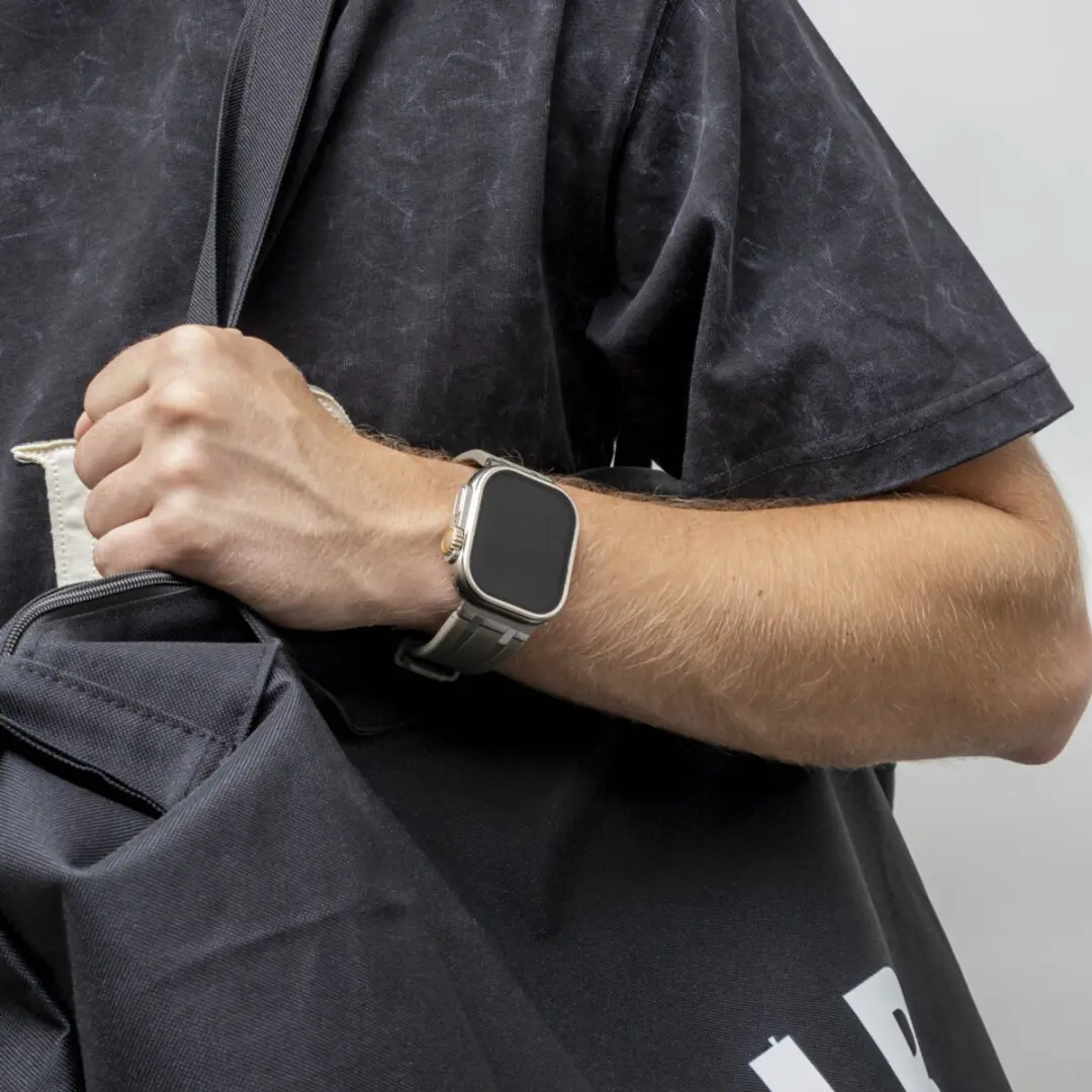 BALR Liquid Siliconen Bandje Apple Watch 44/45/49mm - Bruin/Zwart - afbeelding 6 van 6