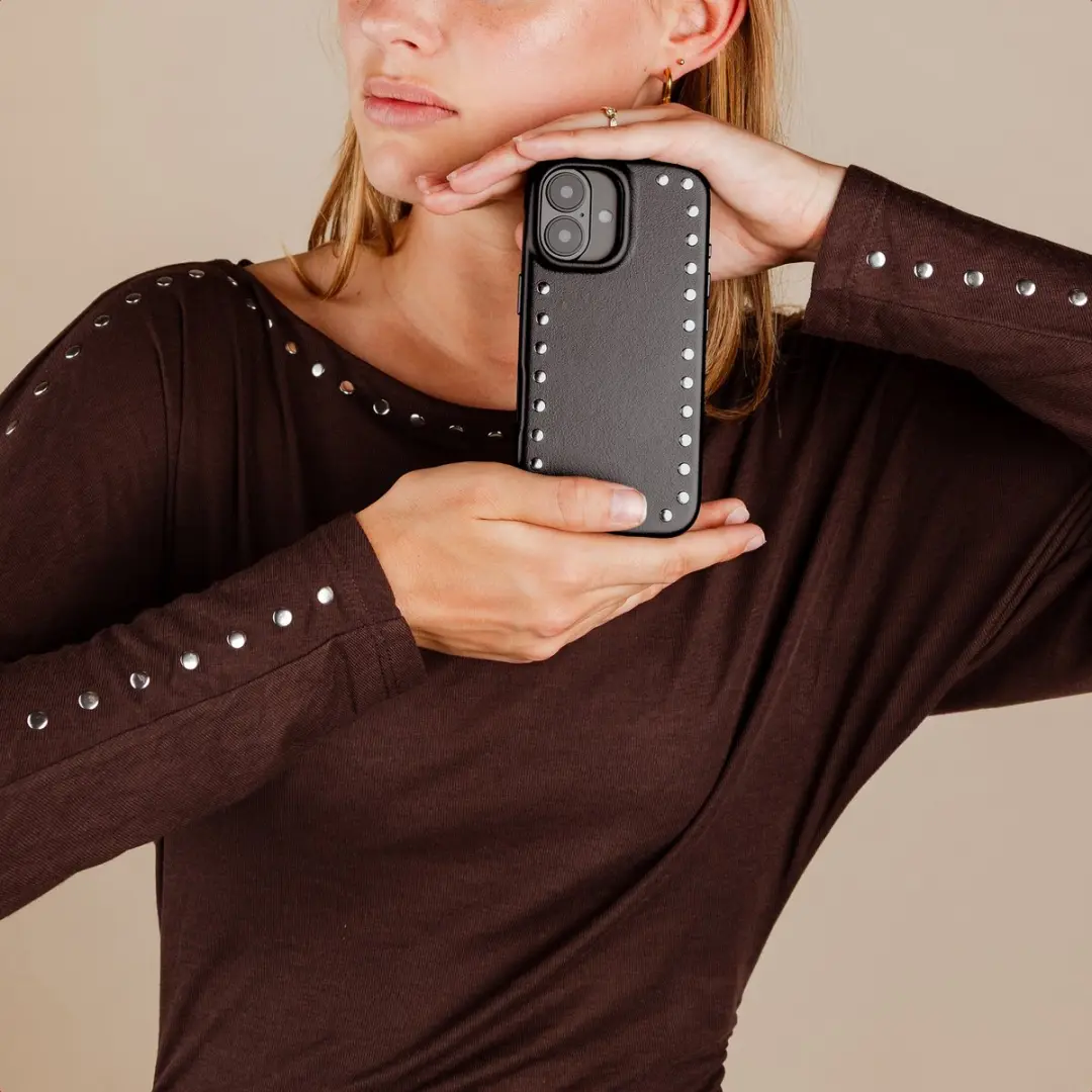 Selencia Hoesje iPhone 16 Pro Studs Backcover - Velvet Black