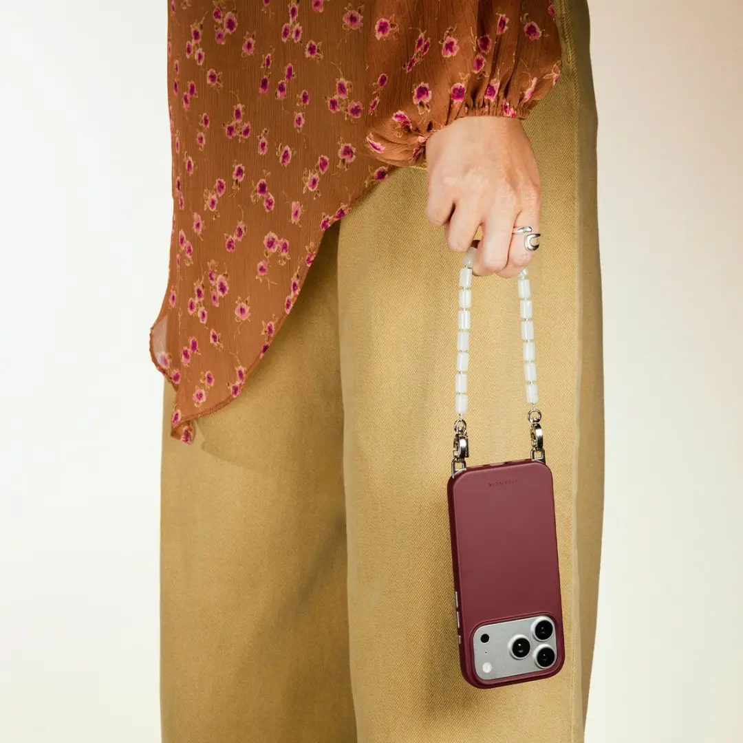 Selencia Hoesje iPhone 14 Pro Rivièra - Bold Burgundy - MagSafe