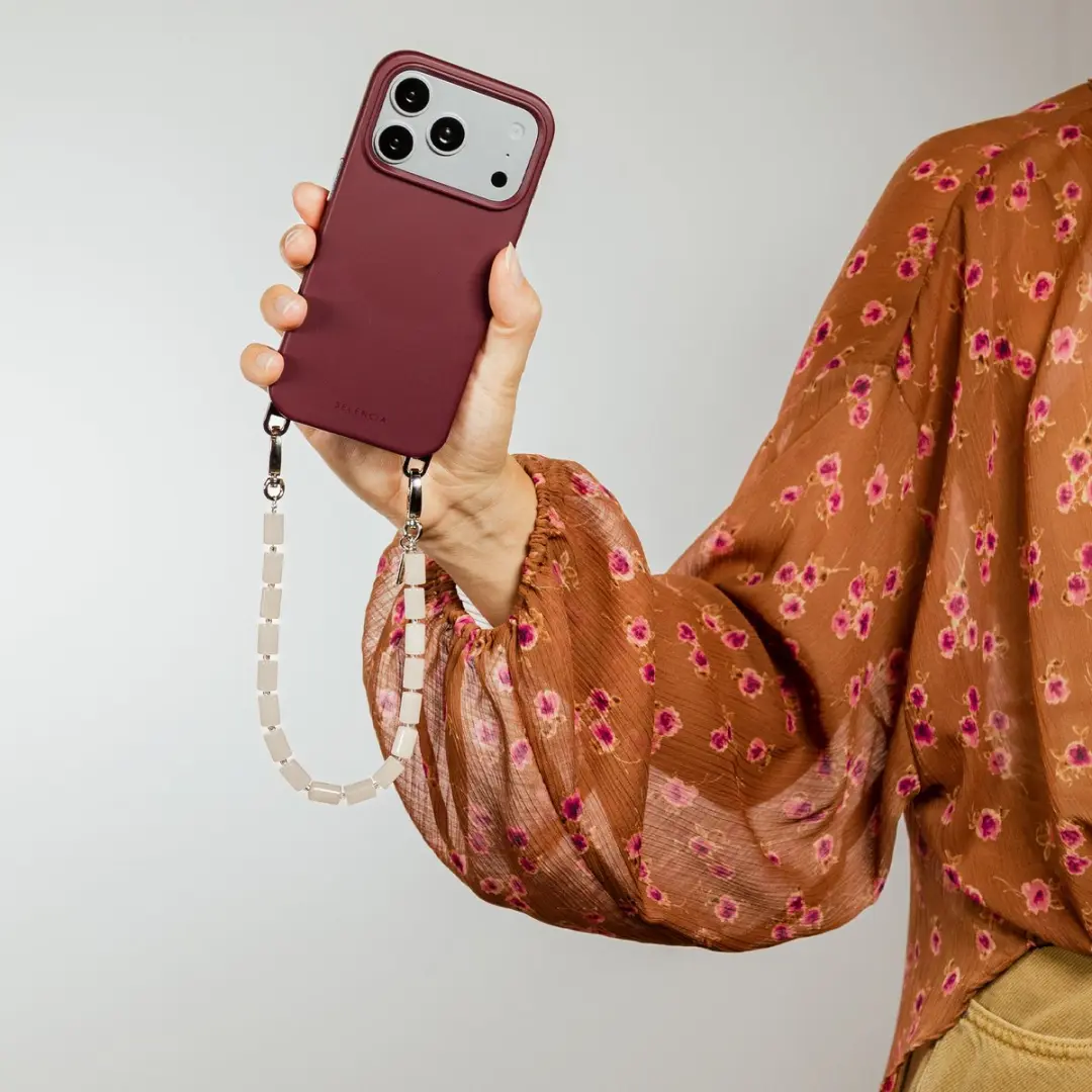 Selencia Hoesje iPhone 14 Pro Rivièra - Bold Burgundy - MagSafe