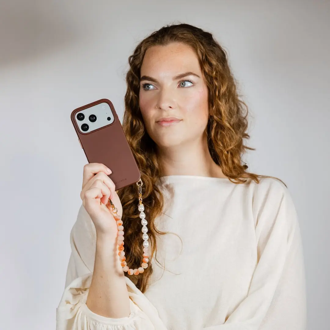 Selencia Hoesje iPhone 14 Pro Rivièra MagSafe - Choco Brown