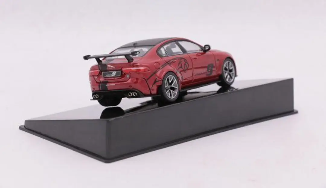Jaguar XE SV Project 8 2017 - IXO Models 1:43 - Multicolor - afbeelding 6 van 6