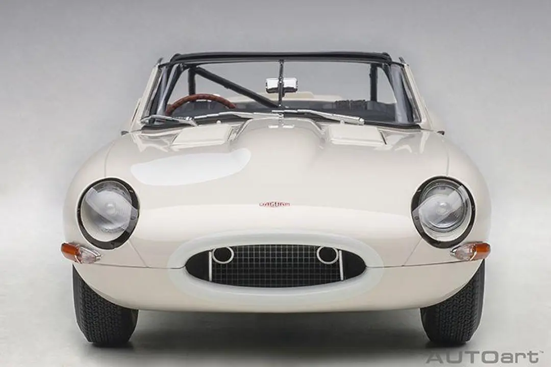 Jaguar Lightweight E-Type AutoArt 1/18 - Wit