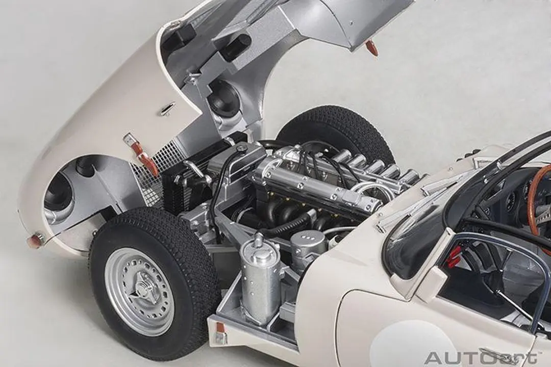Jaguar Lightweight E-Type AutoArt 1/18 - Wit - afbeelding 6 van 6
